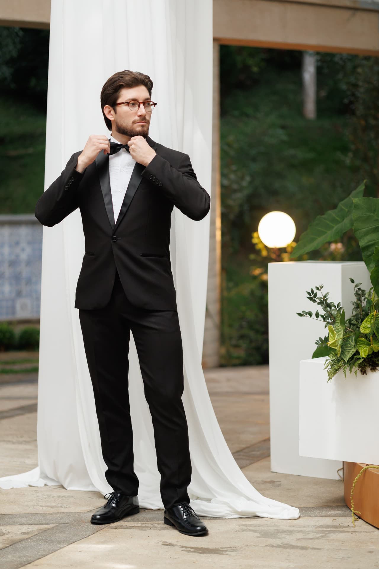 Homem elegante em traje sob medida entrando em um salão iluminado